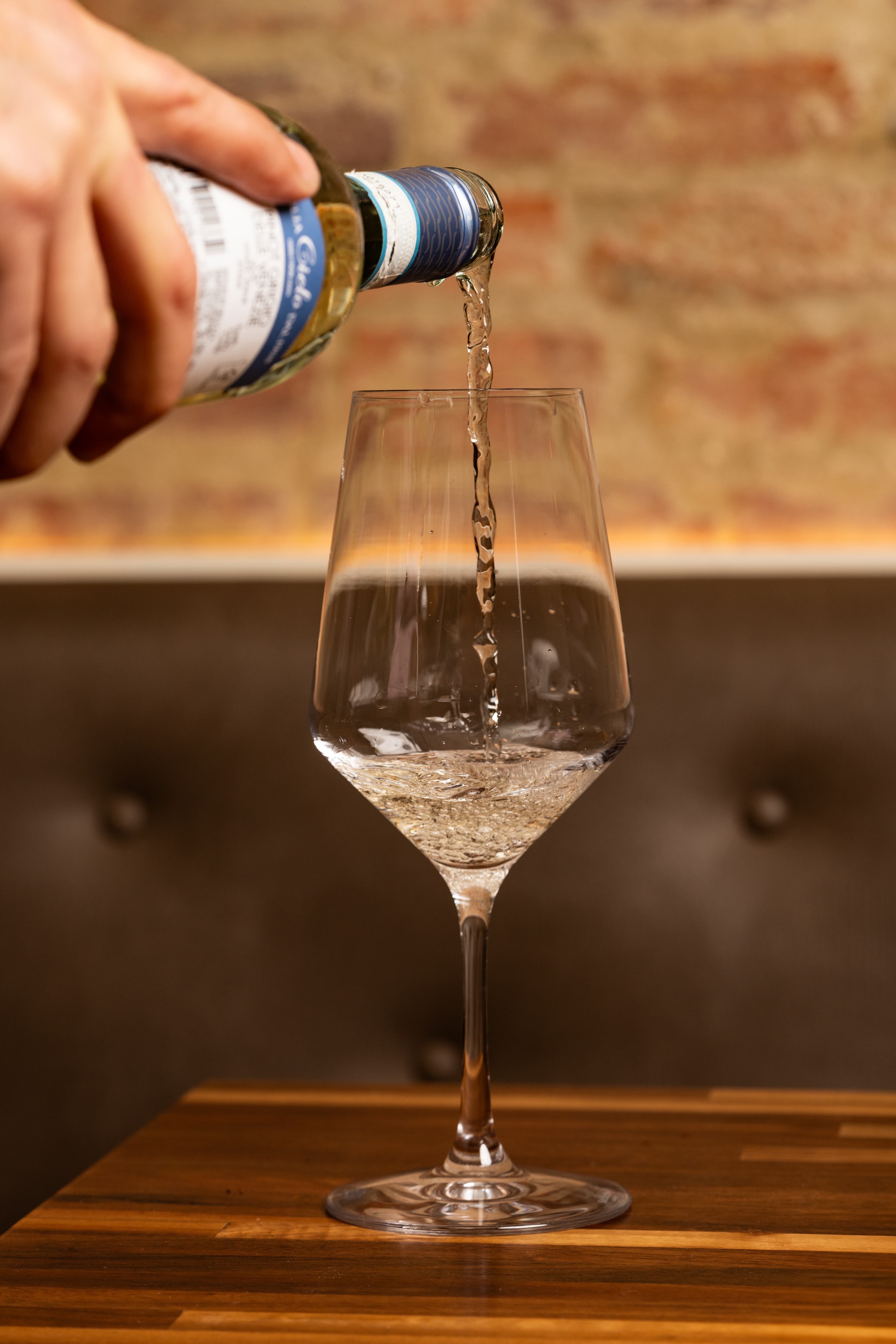 Wine pour at Ulivo
